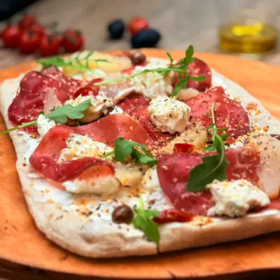 Pizza du dimanche soir Pinsa bresaola poire gorgonzola.webp