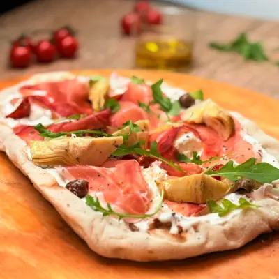 Pizza du dimanche soir Pinsa speck artichaut.webp